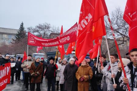 В Новосибирске отметили годовщину Октябрьской революции шествием и митингом