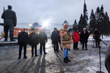 В Новосибирске отметили годовщину Октябрьской революции шествием и митингом