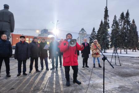 В Новосибирске отметили годовщину Октябрьской революции шествием и митингом