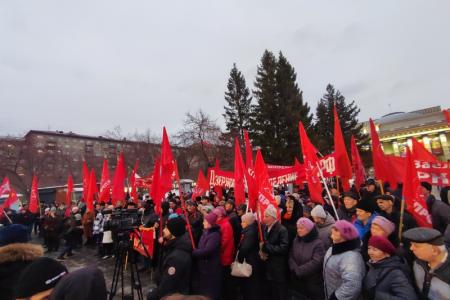 В Новосибирске отметили годовщину Октябрьской революции шествием и митингом