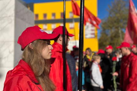 Запорожский обком КПРФ совместно с молодежной организацией ЛКСМ торжественно отметил 106-ю годовщину Великой Октябрьской социалистической революции