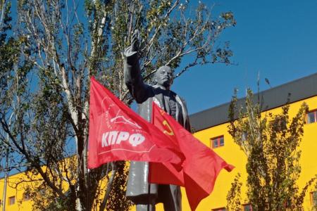 Запорожский обком КПРФ совместно с молодежной организацией ЛКСМ торжественно отметил 106-ю годовщину Великой Октябрьской социалистической революции