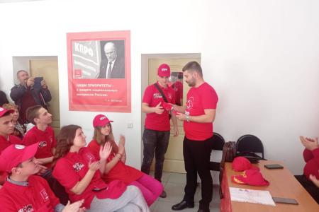 Запорожский обком КПРФ совместно с молодежной организацией ЛКСМ торжественно отметил 106-ю годовщину Великой Октябрьской социалистической революции