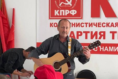 Запорожский обком КПРФ совместно с молодежной организацией ЛКСМ торжественно отметил 106-ю годовщину Великой Октябрьской социалистической революции