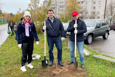 Олег Лебедев вместе с жителями города Конаково Тверской области посадили каштановую аллею