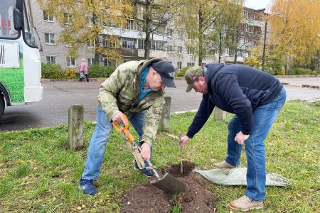 Олег Лебедев вместе с жителями города Конаково Тверской области посадили каштановую аллею
