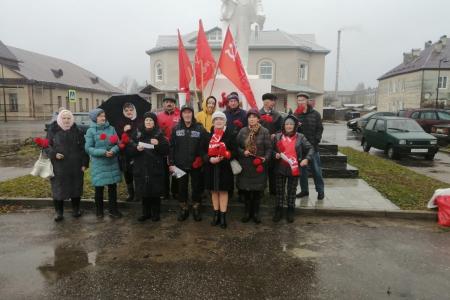 Коммунисты Архангельска отметили День Великого Октября несмотря на плохую погоду