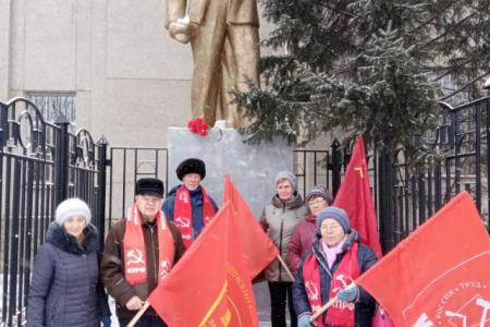 Забайкальцы вышли на митинг в День Великого Октября 7 ноября коммунисты, комсомольцы, сторонники КПРФ и представители общественных организаций и лево-патриотических сил Забайкалья вышли на митинг, посвящённый 106 годовщине Великой Октябрьской социалистиче