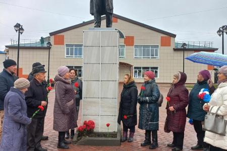 Коммунисты Архангельска отметили День Великого Октября несмотря на плохую погоду