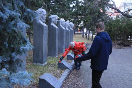 В Омске поклонились погибшим большевикам