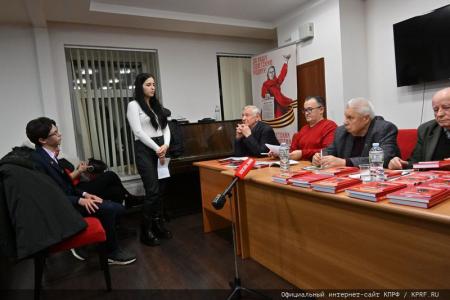 Репортаж на «Красной линии» о завершении очередного цикла занятий в городе Москве по Начальному курсу Марксизма-Ленинизма