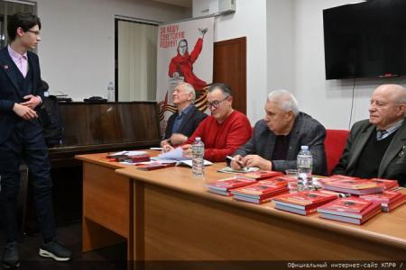Репортаж на «Красной линии» о завершении очередного цикла занятий в городе Москве по Начальному курсу Марксизма-Ленинизма