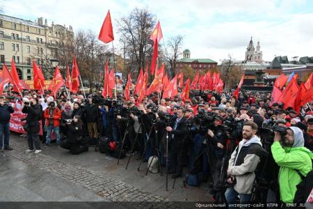 Г.А. Зюганов на митинге в Москве: Нас всегда будет вдохновлять Красное Знамя Ленина!