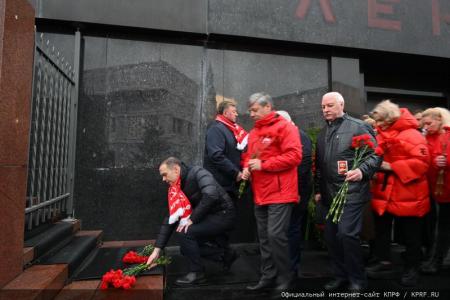 Г.А. Зюганов на митинге в Москве: Нас всегда будет вдохновлять Красное Знамя Ленина!