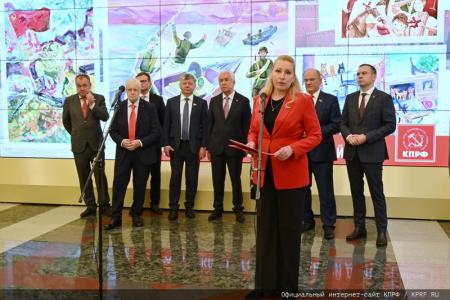 «Кипучая, могучая, никем непобедимая…». Г.А. Зюганов выступил на открывшейся в Госдуме выставке детских рисунков