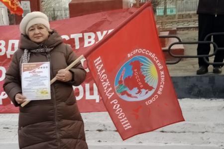 Забайкальцы вышли на митинг в День Великого Октября 7 ноября коммунисты, комсомольцы, сторонники КПРФ и представители общественных организаций и лево-патриотических сил Забайкалья вышли на митинг, посвящённый 106 годовщине Великой Октябрьской социалистиче