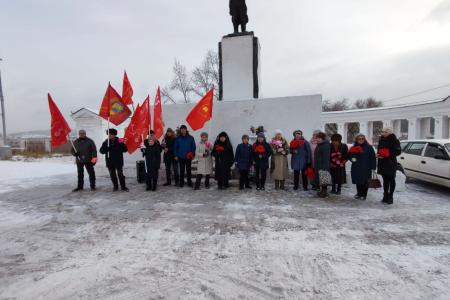Забайкальцы вышли на митинг в День Великого Октября 7 ноября коммунисты, комсомольцы, сторонники КПРФ и представители общественных организаций и лево-патриотических сил Забайкалья вышли на митинг, посвящённый 106 годовщине Великой Октябрьской социалистиче