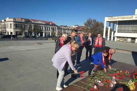 Крымские коммунисты возложили цветы к памятнику В.И. Ленину