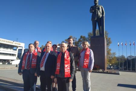 Крымские коммунисты возложили цветы к памятнику В.И. Ленину