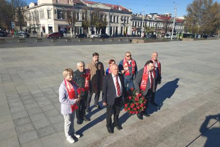 Крымские коммунисты возложили цветы к памятнику В.И. Ленину