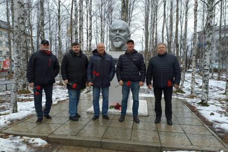 Коммунисты Архангельска отметили День Великого Октября несмотря на плохую погоду