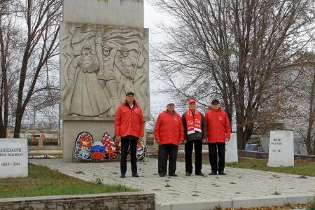 Саратовские коммунисты отметили 106-ю годовщину Великого Октября