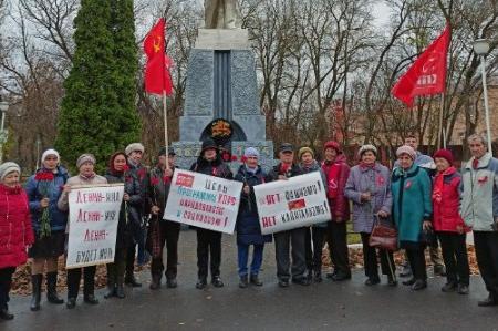 Саратовские коммунисты отметили 106-ю годовщину Великого Октября
