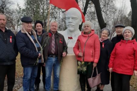 Саратовские коммунисты отметили 106-ю годовщину Великого Октября