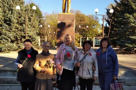 Крымские коммунисты возложили цветы к памятнику В.И. Ленину