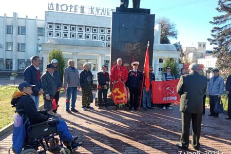 Крымские коммунисты возложили цветы к памятнику В.И. Ленину