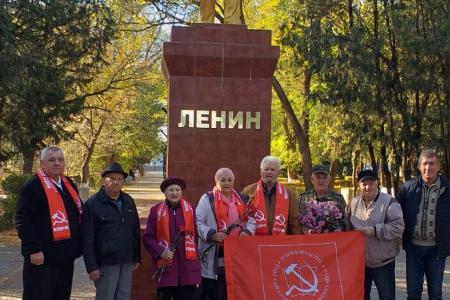 Крымские коммунисты возложили цветы к памятнику В.И. Ленину