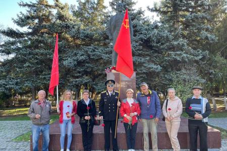 Крымские коммунисты возложили цветы к памятнику В.И. Ленину
