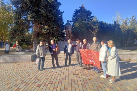 Крымские коммунисты возложили цветы к памятнику В.И. Ленину