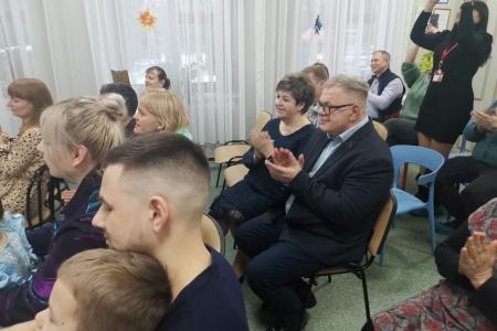 Руководитель фракции КПРФ в Московской областной думе Александр Наумов поздравил с Новым годом детей реабилитационного центра «Домодедовский»
