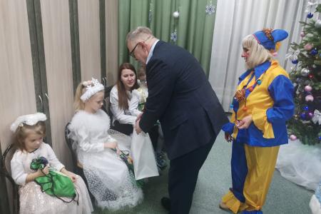 Руководитель фракции КПРФ в Московской областной думе Александр Наумов поздравил с Новым годом детей реабилитационного центра «Домодедовский»