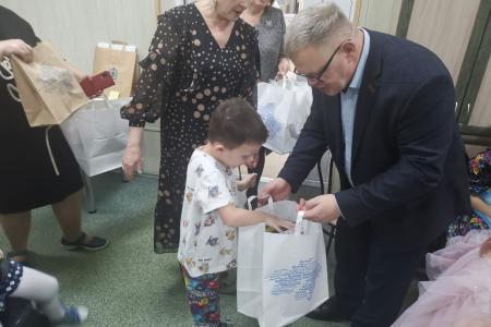 Руководитель фракции КПРФ в Московской областной думе Александр Наумов поздравил с Новым годом детей реабилитационного центра «Домодедовский»