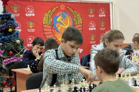 В Крымском республиканском отделении КПРФ прошел праздничный шахматный турнир «Красная ладья»