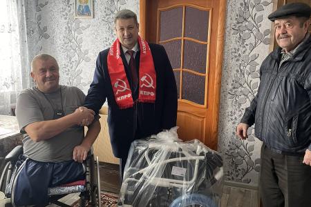 Сергей Гаврилов вместе с товарищами по партии помогли приобрести инвалиду коляску