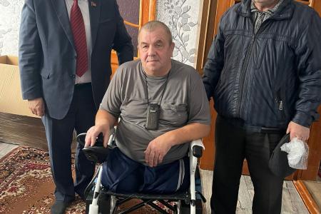 Сергей Гаврилов вместе с товарищами по партии помогли приобрести инвалиду коляску