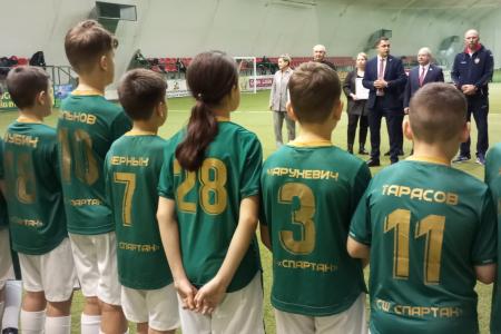 Староосколькие ребята-футболисты получили подарки от депутата Госдумы Сергея Гаврилова