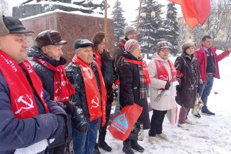 Калужские коммунисты возложили цветы к памятнику Г.К. Жукову