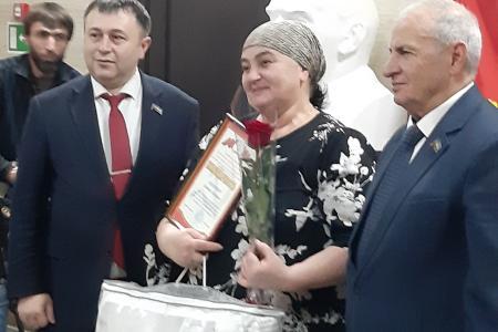В Карачаево-Черкесском республиканском комитете КПРФ чествовали близких родственников участников Специальной военной операции