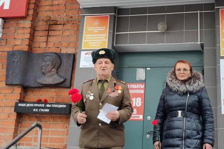 Чувашская Республика. В Чебоксарах возложили цветы к барельефу И.В. Сталина