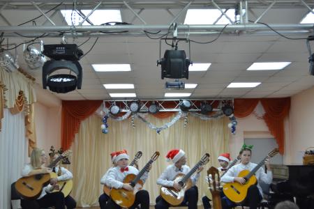 Калуга. Коммунисты поздравили юных гитаристов с Новым годом!