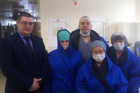 Тюменская область. Тамара Казанцева приобрела медицинские халаты для Голышмановской больницы и наградила работницу пищеблока в центре "Градостроитель" Светлану Глазунову