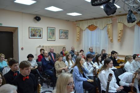 Калуга. Коммунисты поздравили юных гитаристов с Новым годом!