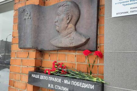 Чувашская Республика. В Чебоксарах возложили цветы к барельефу И.В. Сталина