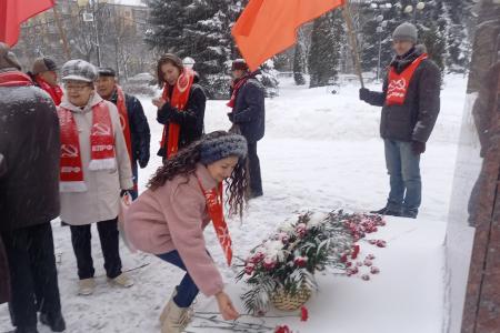 Калужские коммунисты возложили цветы к памятнику Г.К. Жукову