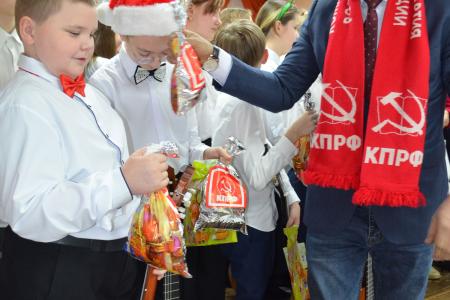 Калуга. Коммунисты поздравили юных гитаристов с Новым годом!