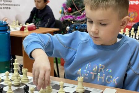 В Крымском республиканском отделении КПРФ прошел праздничный шахматный турнир «Красная ладья»